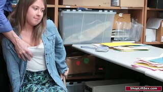 Бринета девојка е фатен shoplifting и директор казнува неа.Тој gropes нејзините мали цицки и доминира неа да му даде bj.Тогаш тој удира пичката