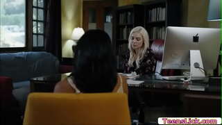 Avi محبت صرف دیکھنے Kenzie ٹیلر کو حاصل ہے اس کی بلی چاٹ