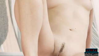 صغيرتي الشباب نموذج شقراء يظهر قبالة لها مذهلة ضيق الجسم مع الحمار الساخنة