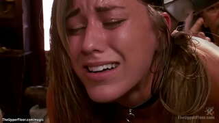 Врзани бринета роб во долна облека Rilynn Rae squating на вибрациите на стап и вибрации две уличари потоа со Кејси Калверт анален fucked во bdsm партија во Горниот Спрат