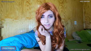 הבחורה מתרגשת מול המסך