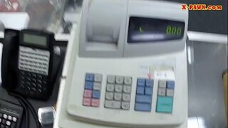 ���ွှေရောင်သူငယ်ရောင်းသူမ၏အိတ်နှင့်ဖြန့်ကြဲ