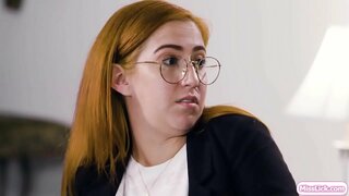 Rubio quente e a súa peituda compañeiro no crime está a planear a súa seguinte gran obxectivo.De súpeto,a súa liberdade condicional policía chega e investigar o seu compañeiro.Eles actúan como unha parella e probar iso para o policía.Eles comezar a bico e lamber uns dos outros bichano.