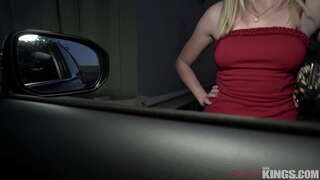 Street Walker Bliver Opfanget Af 2 Liderlige Fyre og Tager Stor Pik