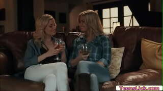 Serena Sirena appena allarga le gambe e guardare Charlotte Stokely mangiare