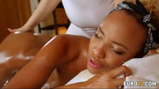 Ulei de masaj cu lesbiene maseur